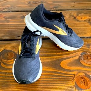 Brook Launch 7 size 8.5 Navy & peach